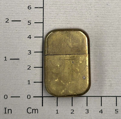 Briquet de tranchée fleurs de lys – Trench Art WW1.
Vue avec dimension. 