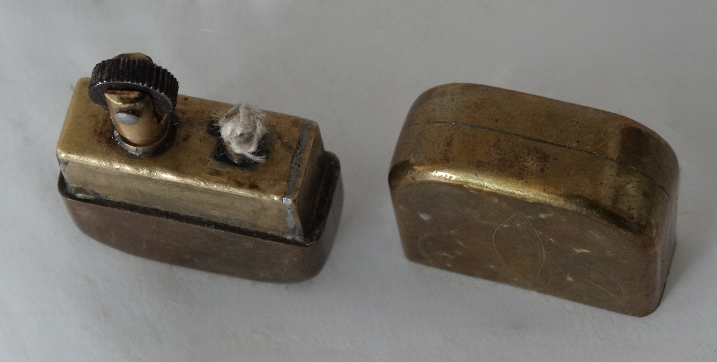 Briquet de tranchée fleurs de lys – Trench Art WW1.
Vue du dessus capuchon a coté.
