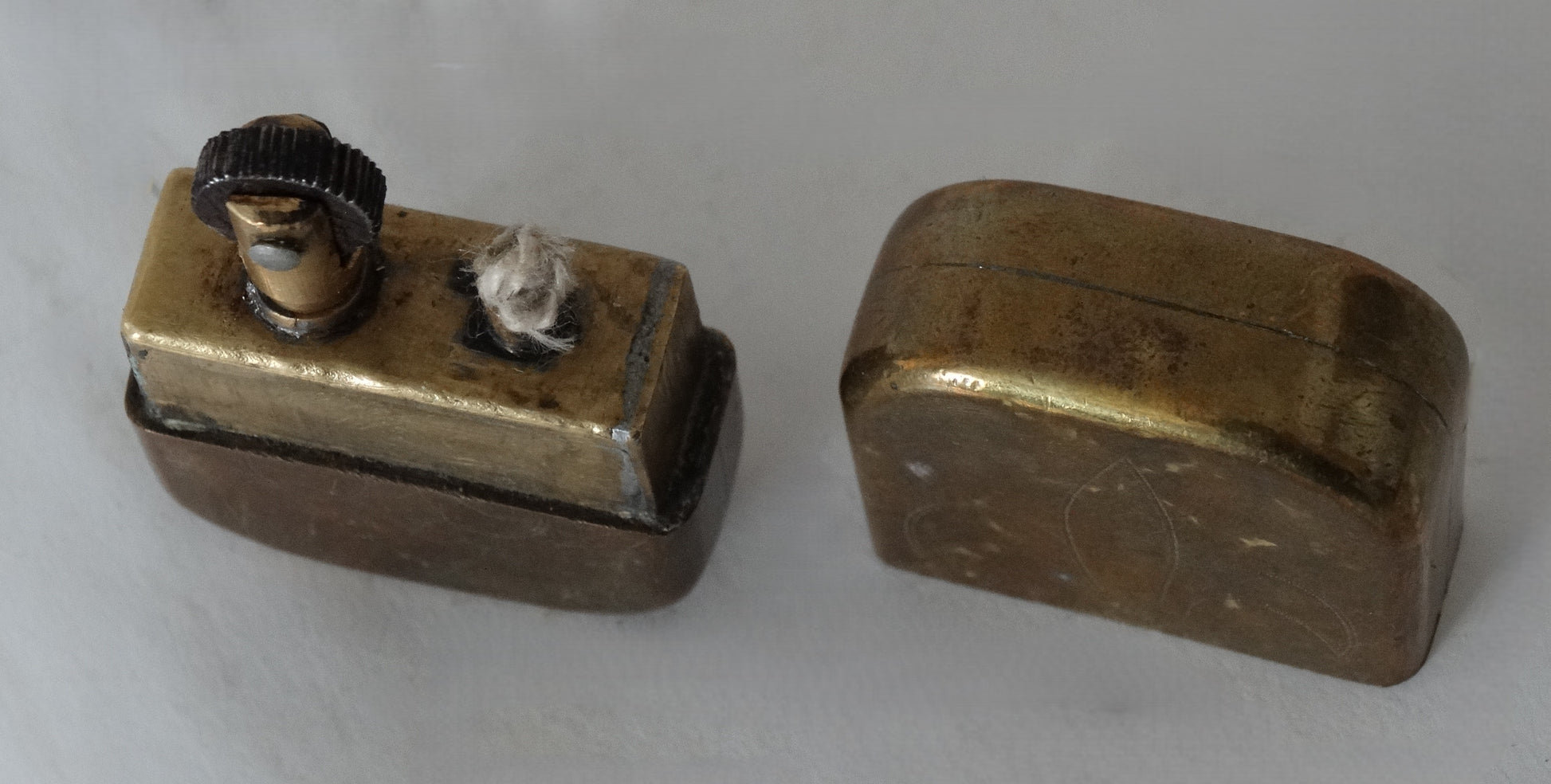 Briquet de tranchée fleurs de lys – Trench Art WW1.
Vue du dessus capuchon a coté.