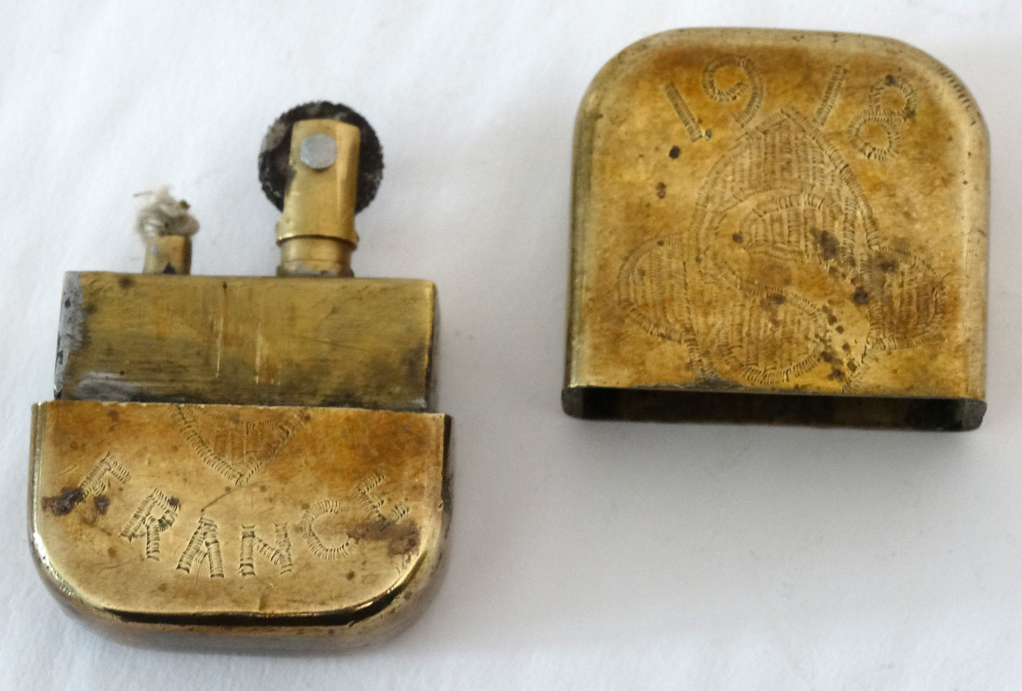 Briquet de tranchée fleurs de lys – Trench Art WW1.
Vue de face B capuchon a coté.