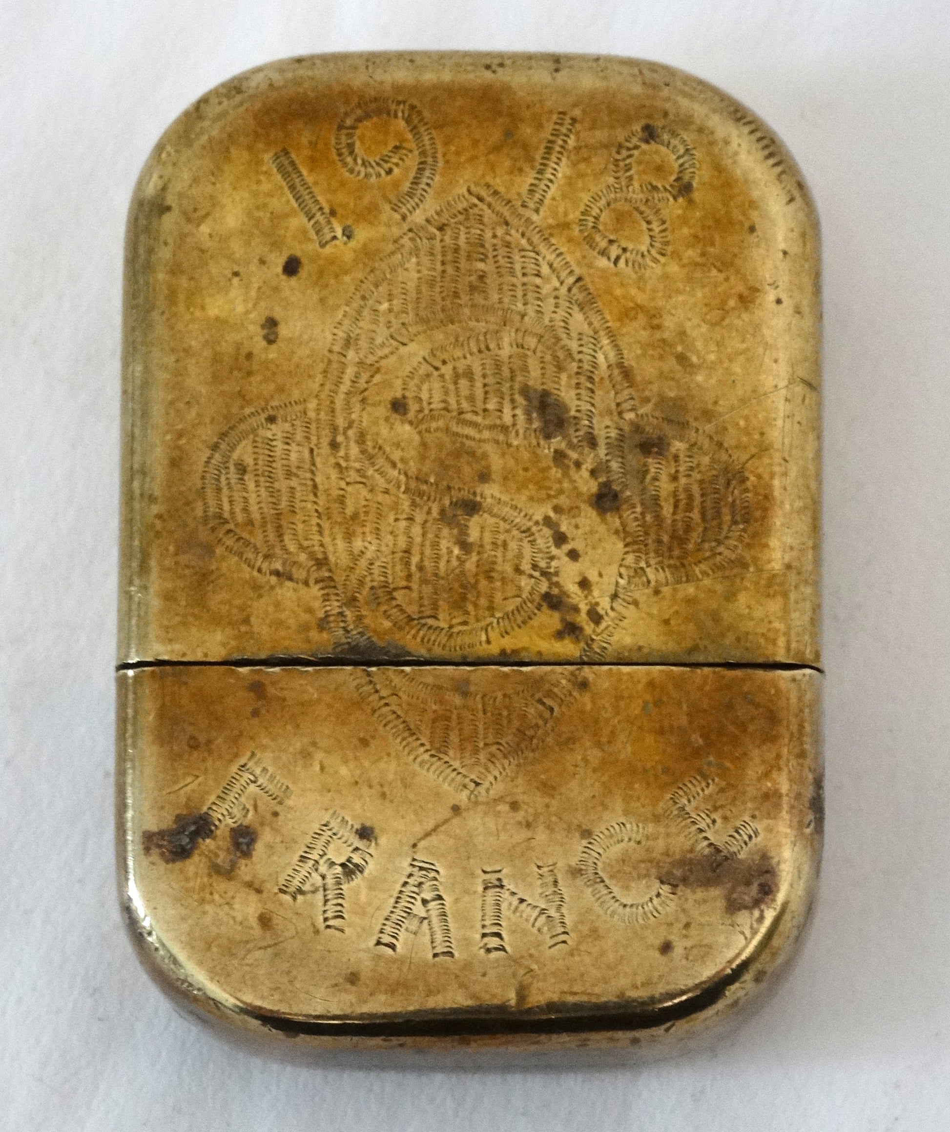 Briquet de tranchée fleurs de lys – Trench Art WW1.
Vue intégrale face B.