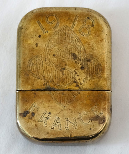 Briquet de tranchée fleurs de lys – Trench Art WW1.
Vue intégrale face B.