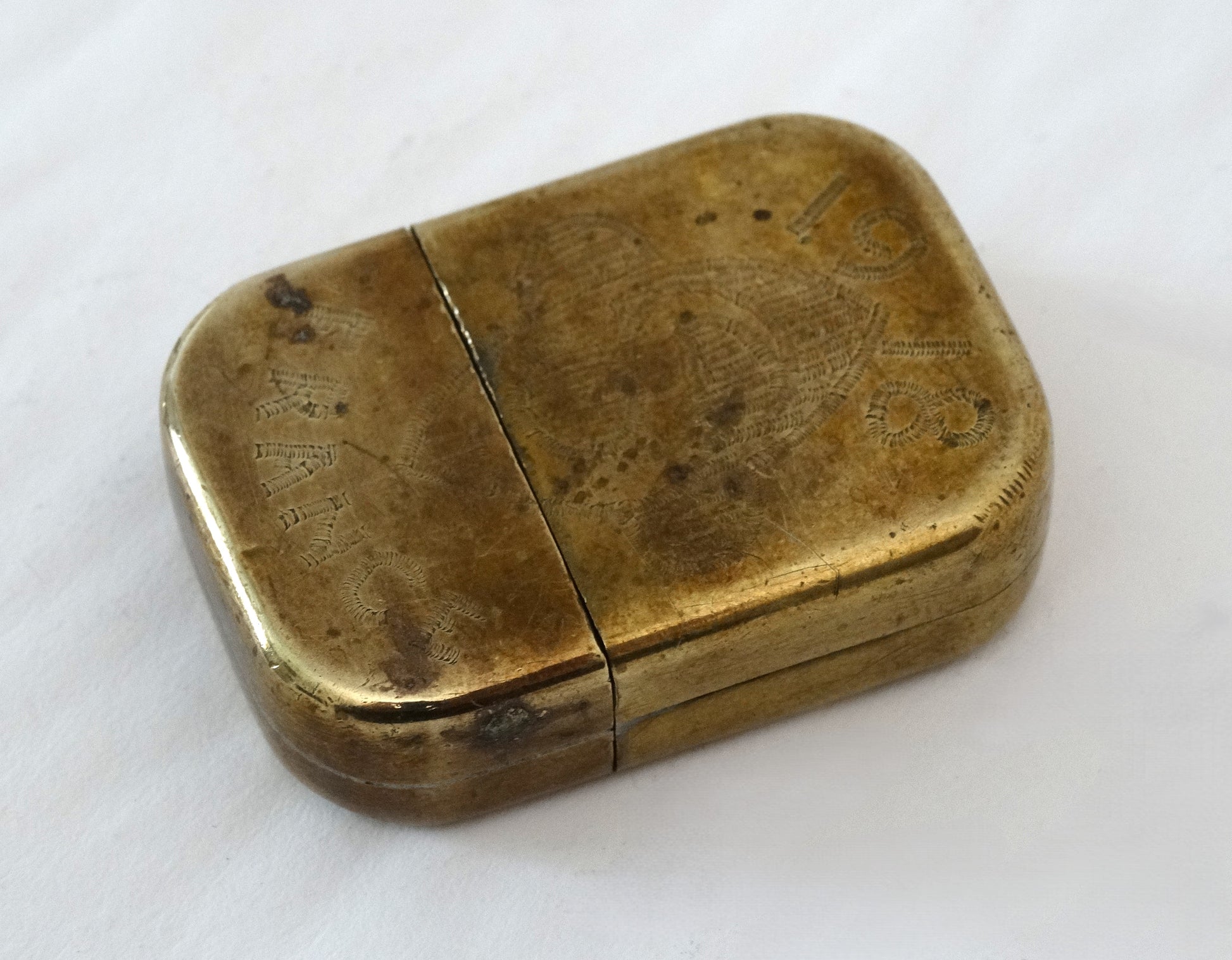 Briquet de tranchée fleurs de lys – Trench Art WW1.
Vue 3/4 intégrale face B.