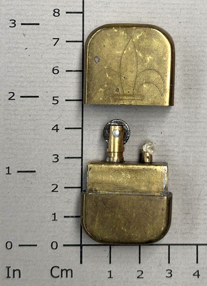 Briquet de tranchée fleurs de lys – Trench Art WW1.
Vue avec dimension. 2