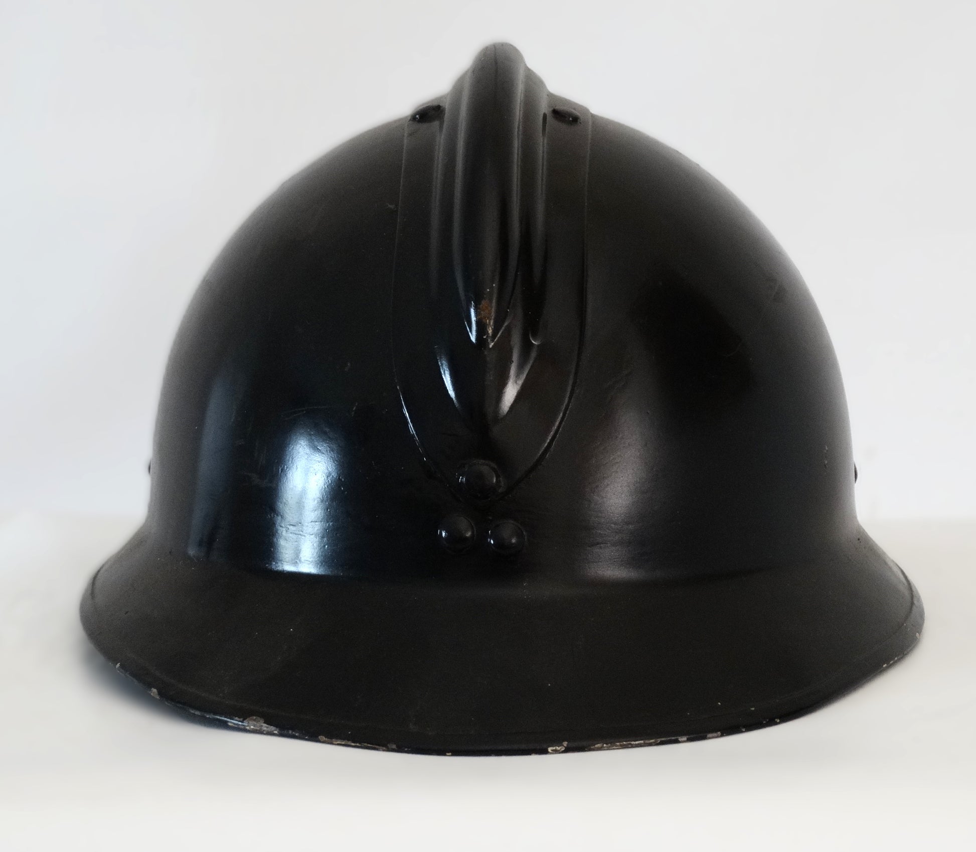 Casque Adrian M26 Gendarmerie – Casque français militaire ancien.
Vue intégral arrière.