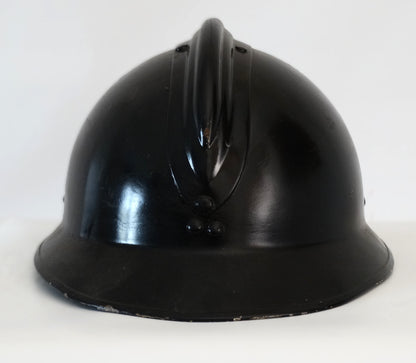 Casque Adrian M26 Gendarmerie – Casque français militaire ancien.
Vue intégral arrière.