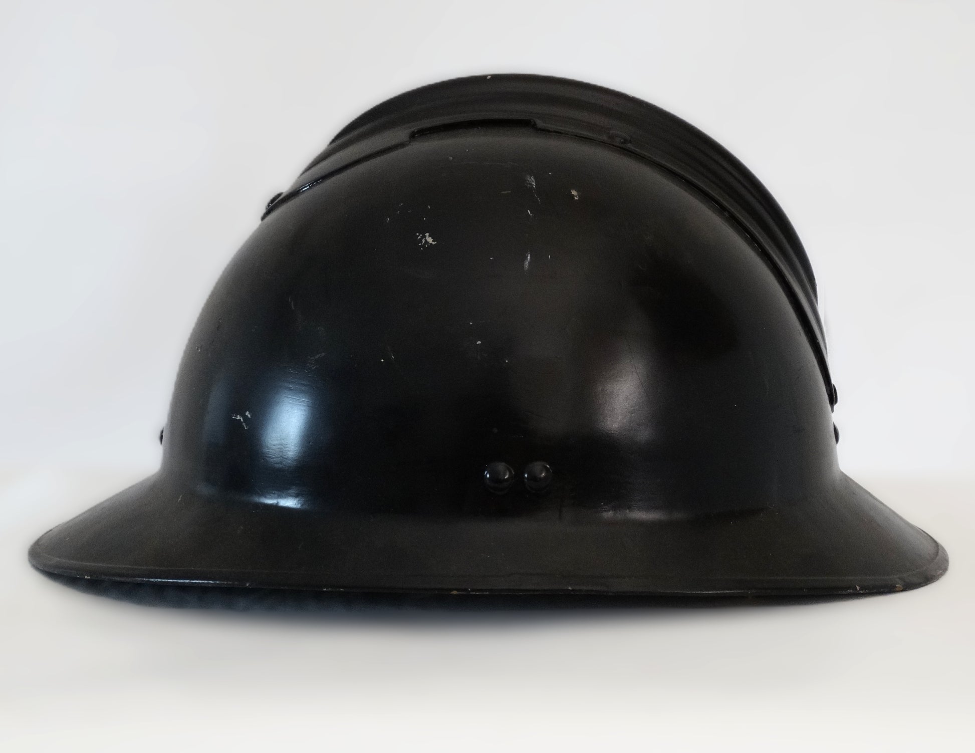 Casque Adrian M26 Gendarmerie – Casque français militaire ancien.
Vue intégral coté gauche.