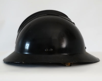 Casque Adrian M26 Gendarmerie – Casque français militaire ancien.
Vue intégral coté gauche.