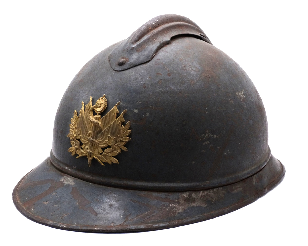 Casque Adrian modèle 1915 – Service de santé, attribut de képi de grande tenue.
Vue intégrale 3/4 face.