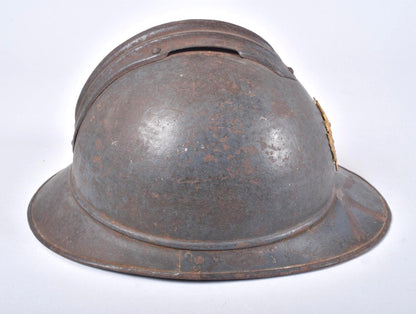 Casque Adrian modèle 1915 – Service de santé, attribut de képi de grande tenue.
Vue intégrale face C