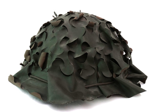 Casque Français Modèle 51 avec Salade de Camouflage – Armée Française.
Vue intégrale de face.