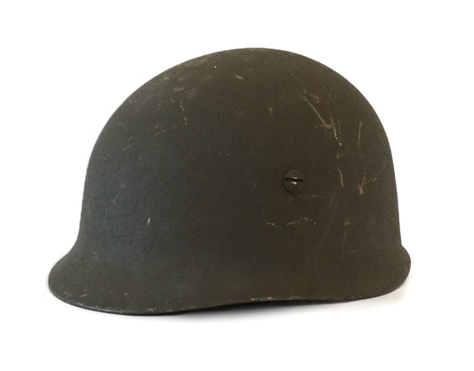Casque Parachutiste Allemand Bundeswehr Modell 1A1 LL – Casque Militaire d’Après-Guerre.
Vue intégrale 3/4 face.