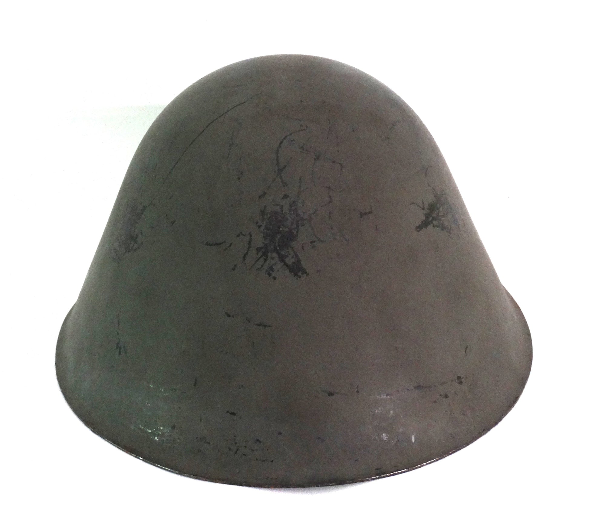 Casque RDA M56 en acier avec couvre-casque | Allemagne de l'Est.
Vue intégral de dos sans couvre casque.