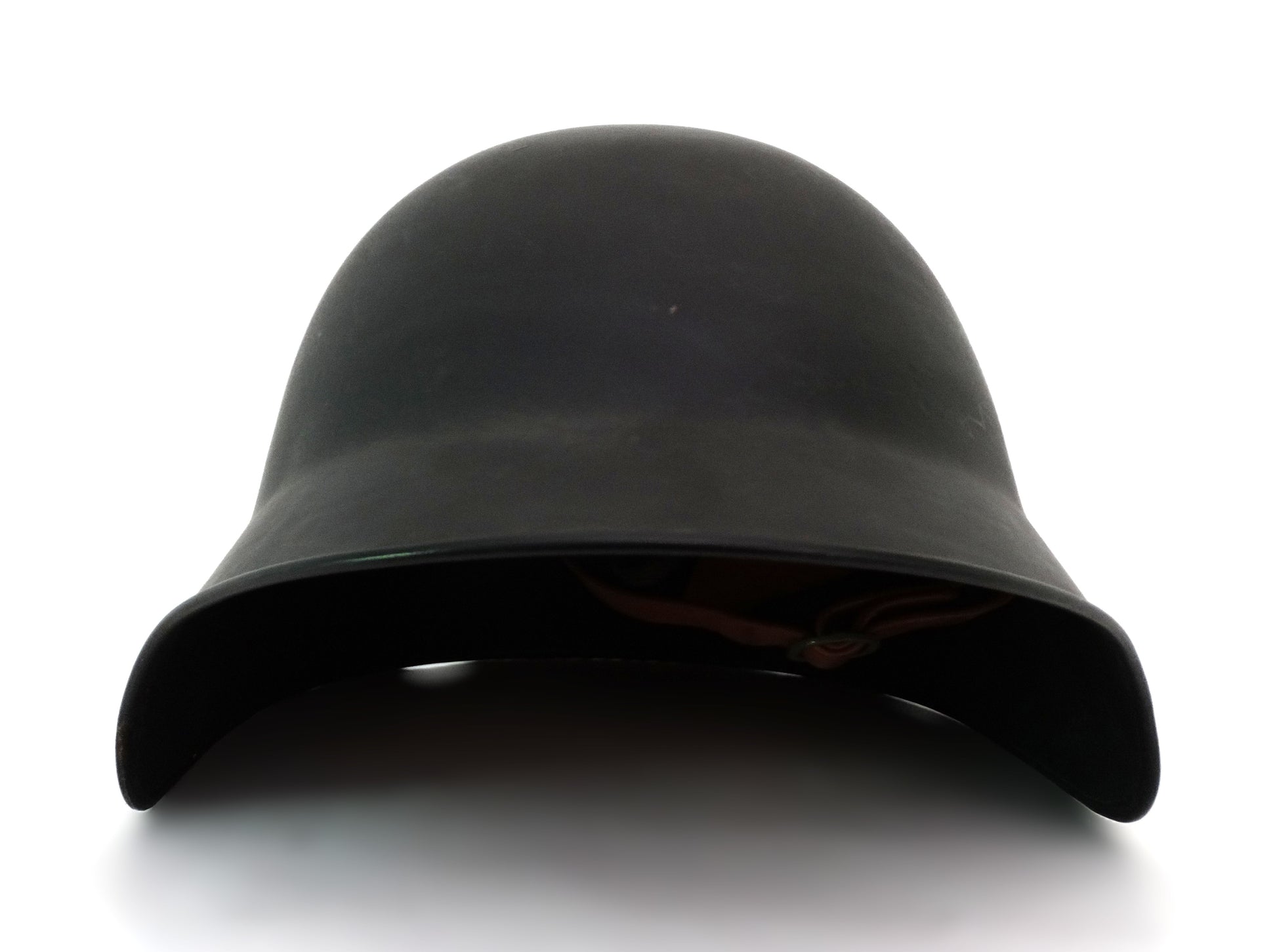  Casque Suisse Modèle 1840 – Coque Acier Noire.
Vue intégrale de face.