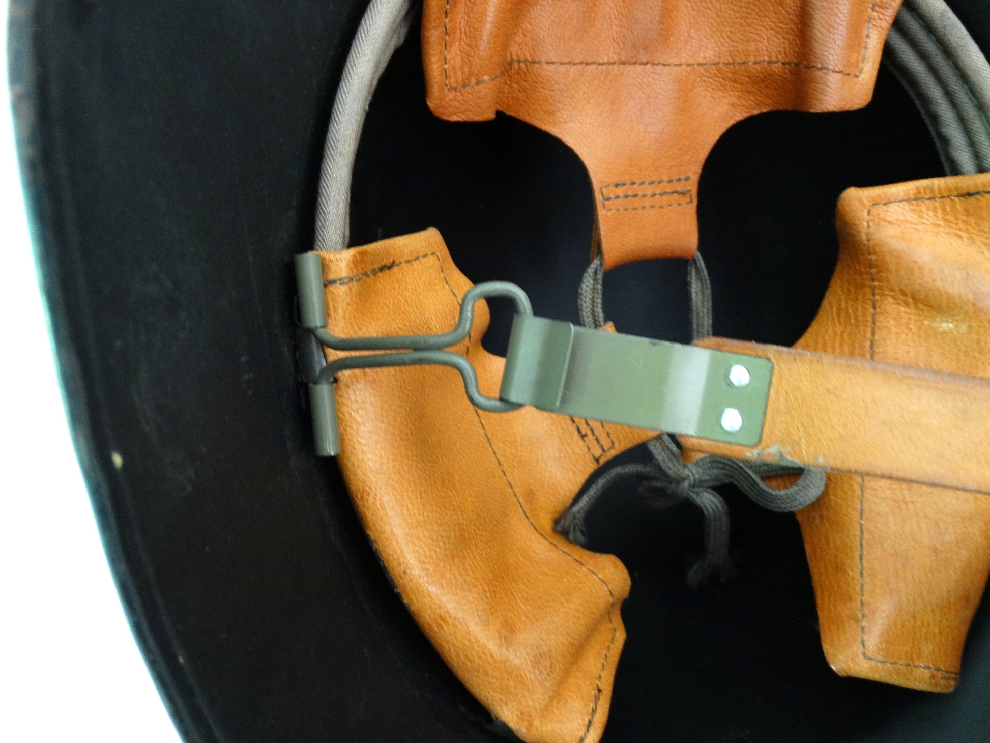  Casque Suisse Modèle 1840 – Coque Acier Noire.
Zoom sur fixation jugulaire.
