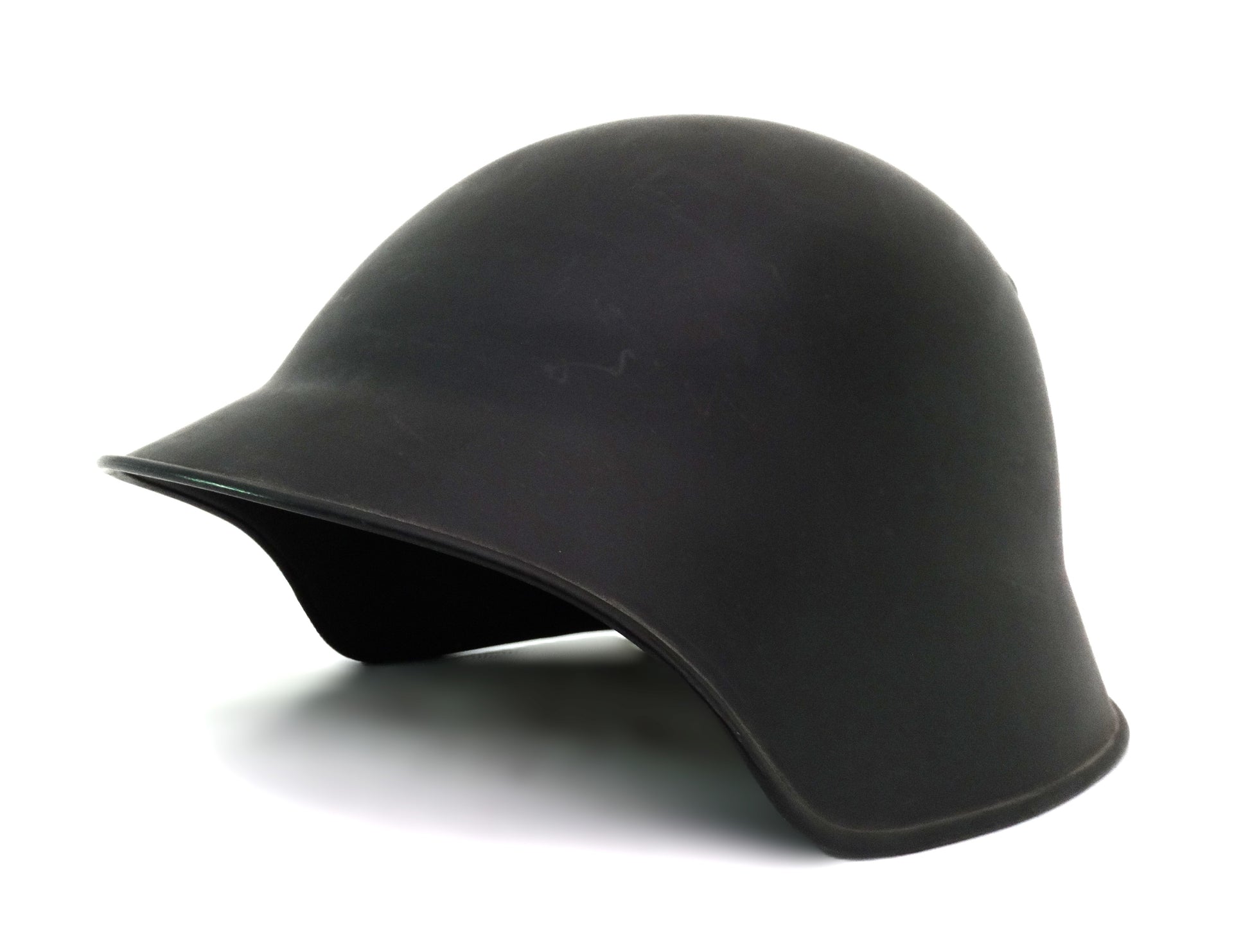  Casque Suisse Modèle 1840 – Coque Acier Noire.
Vue intégrale 3/4 face.
