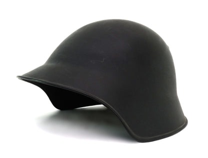  Casque Suisse Modèle 1840 – Coque Acier Noire.
Vue intégrale 3/4 face.