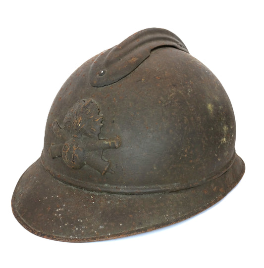 Casque d’artillerie français Modèle 1915, peint en kaki, avec coiffe et jugulaire cuir, gravure Rivière 31.  Vu 3/4 face coté gauche