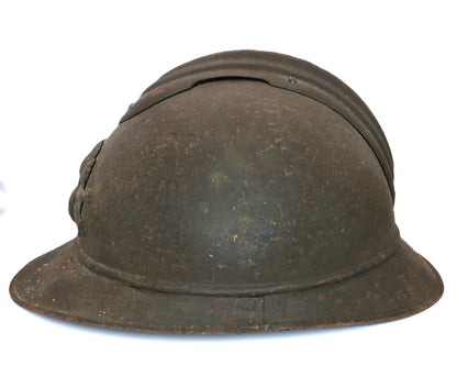 Casque d’artillerie français Modèle 1915, peint en kaki, avec coiffe et jugulaire cuir, gravure Rivière 31.  Vu coté gauche.