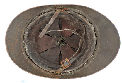 Casque d’artillerie français Modèle 1915, peint en kaki, avec coiffe et jugulaire cuir, gravure Rivière 31.  Vu intérieur.