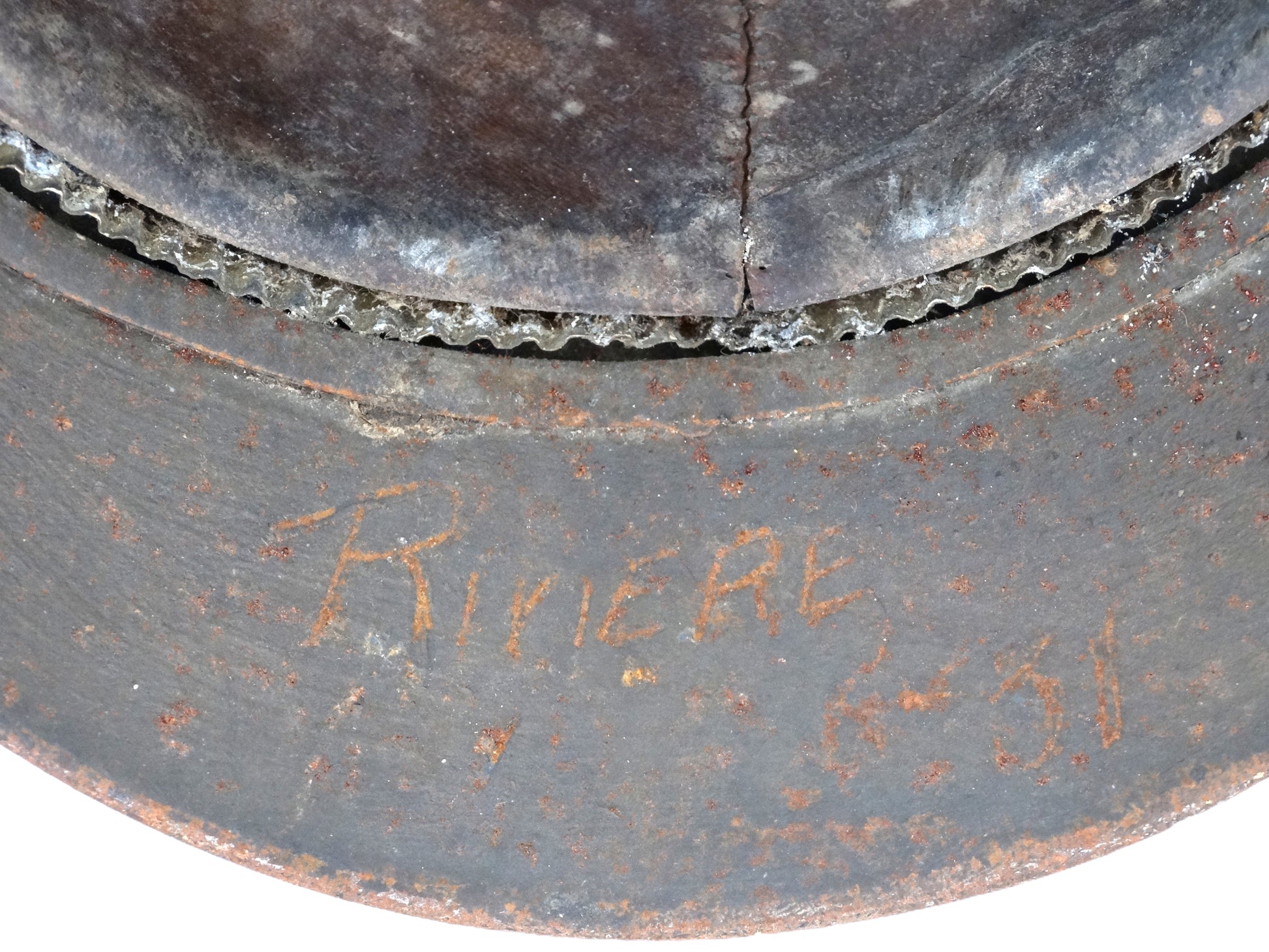 Casque d’artillerie français Modèle 1915, peint en kaki, avec coiffe et jugulaire cuir, gravure Rivière 31.  Zoom sur marquage de nuquière Riviere 31.