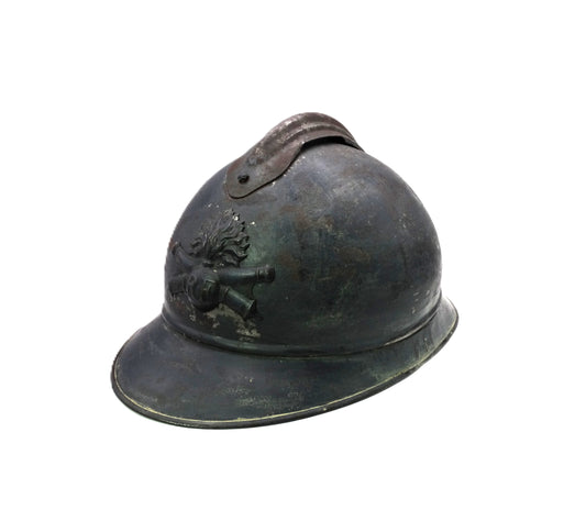 coque casque Adrian Modèle 1915 est équipée de son insigne frontal d’artillerie et tampon du fabricant "Jouet de Paris".