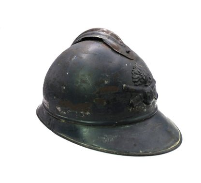 coque casque Adrian Modèle 1915 est équipée de son insigne frontal d’artillerie et tampon du fabricant "Jouet de Paris". 3/4 droit