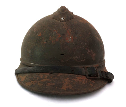 Coque de Casque Adrian Modèle 1915 – Avec Jugulaire.
Vue intégrale de face.
