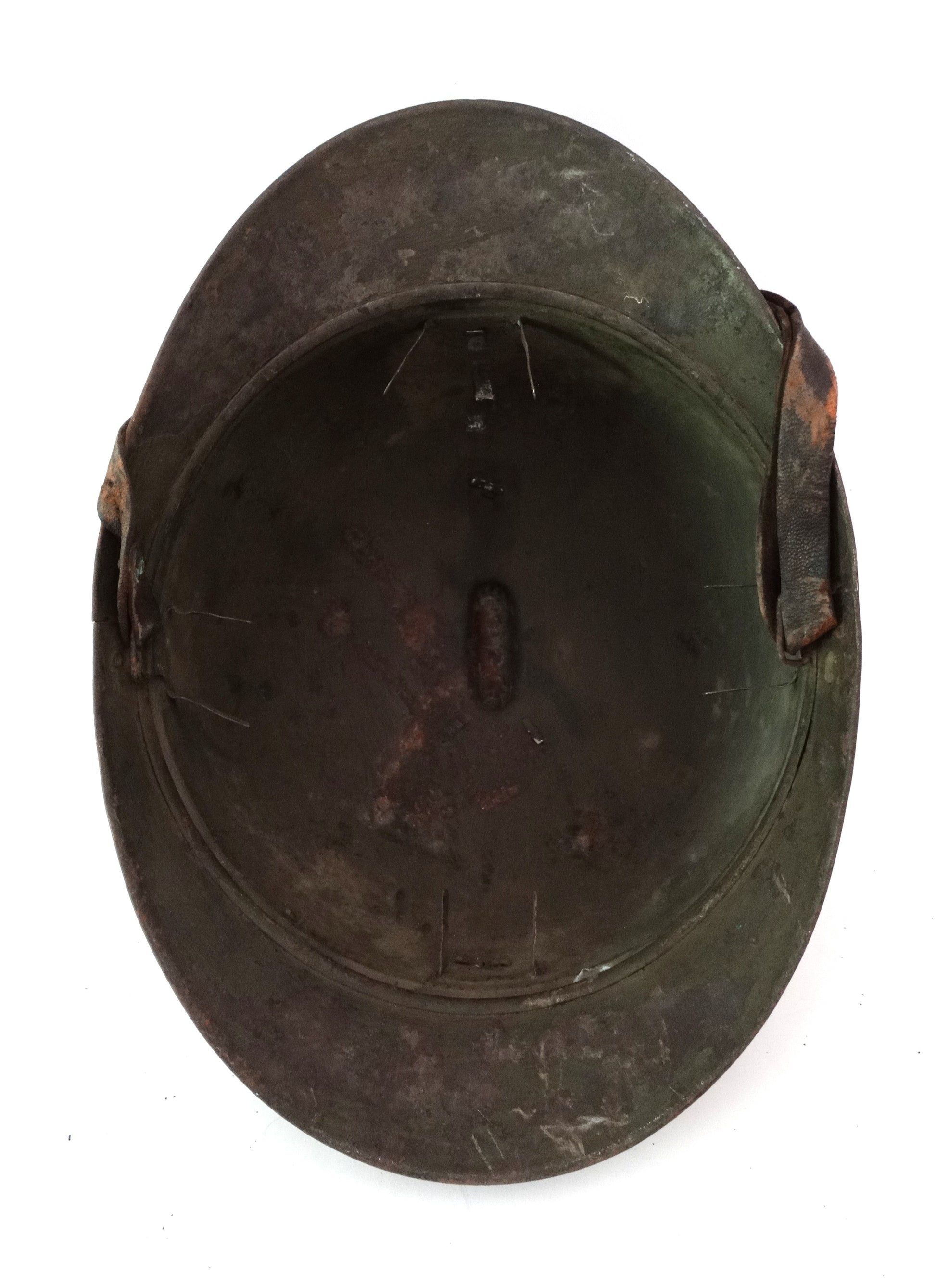 Coque de Casque Adrian Modèle 1915 – Avec Jugulaire.
Vue intérieur.