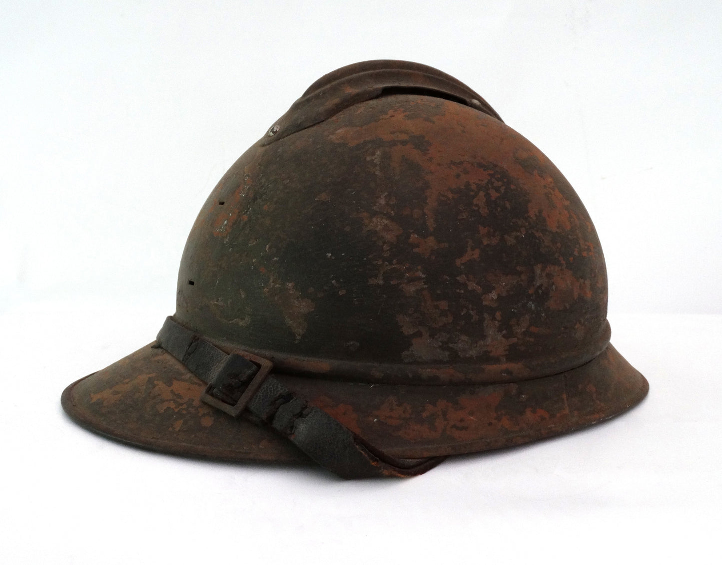 Coque de Casque Adrian Modèle 1915 – Avec Jugulaire.
Vue intégrale 3/4 face.