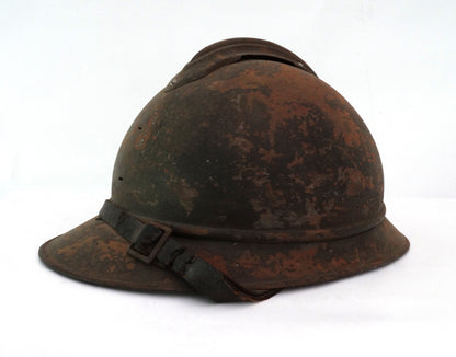 Coque de Casque Adrian Modèle 1915 – Avec Jugulaire.
Vue intégrale 3/4 face.