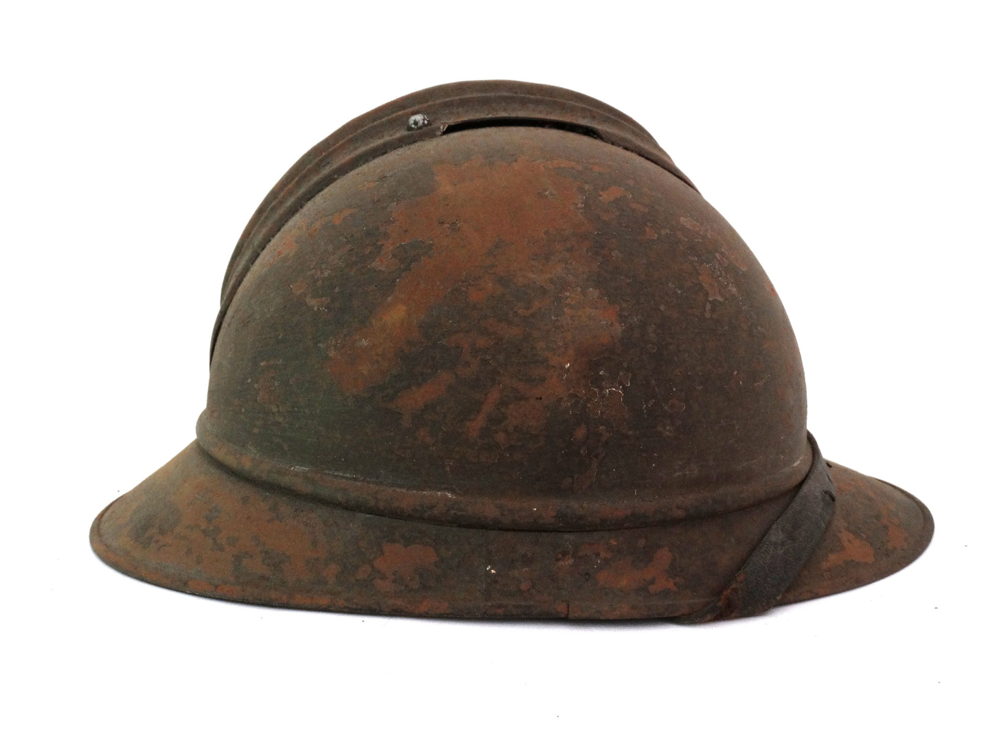 Coque de Casque Adrian Modèle 1915 – Avec Jugulaire.
Vue intégrale coté droit.