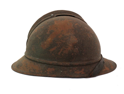 Coque de Casque Adrian Modèle 1915 – Avec Jugulaire.
Vue intégrale coté droit.