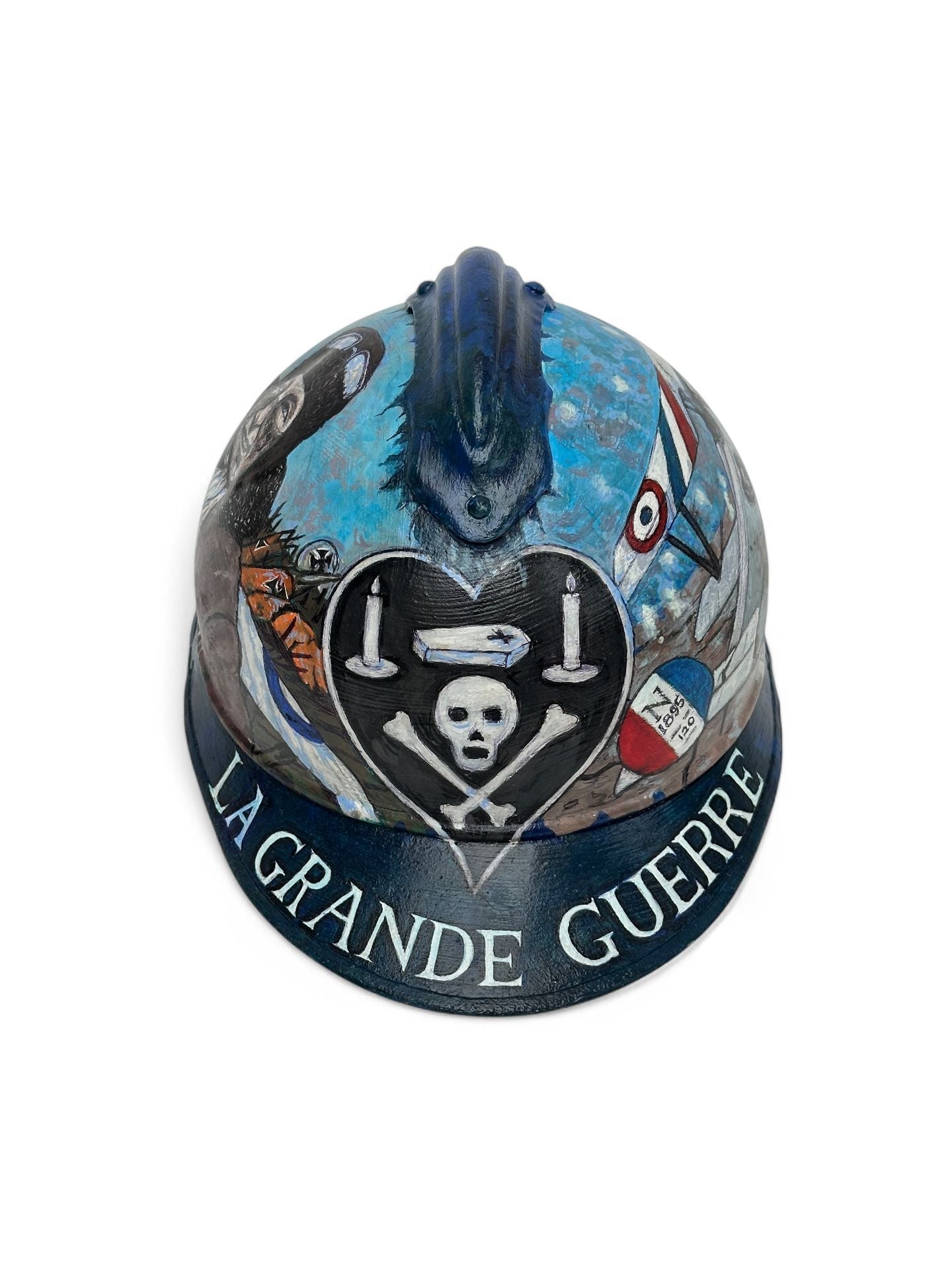 Coque de Casque Adrian Modèle 1915 – Peinture commémorative à Charles Nungesser (as de 14-18). Vue intégrale de face.