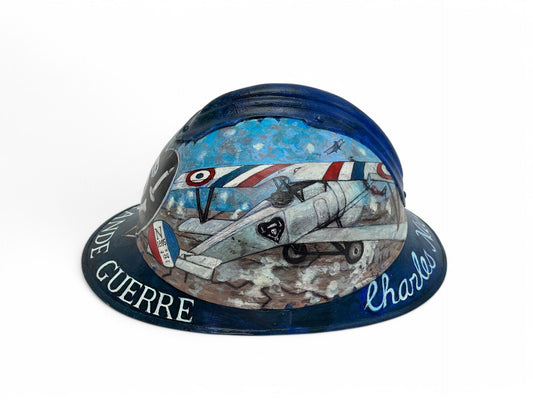 Coque de Casque Adrian Modèle 1915 – Peinture commémorative à Charles Nungesser (as de 14-18). Vue intégrale coté gauche.