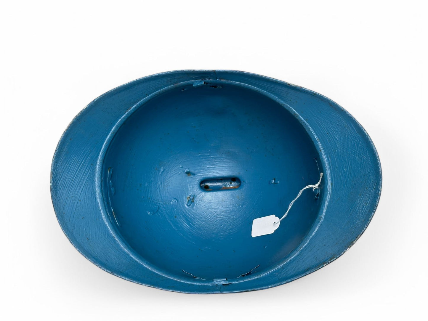 Coque de Casque Adrian Modèle 1915 – Peinture commémorative à Charles Nungesser (as de 14-18). Vue intégrale intérieur.