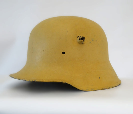 Coque de Casque Allemand M1916 – Stahlhelm WW1 – Vue intégrale de 3/4.