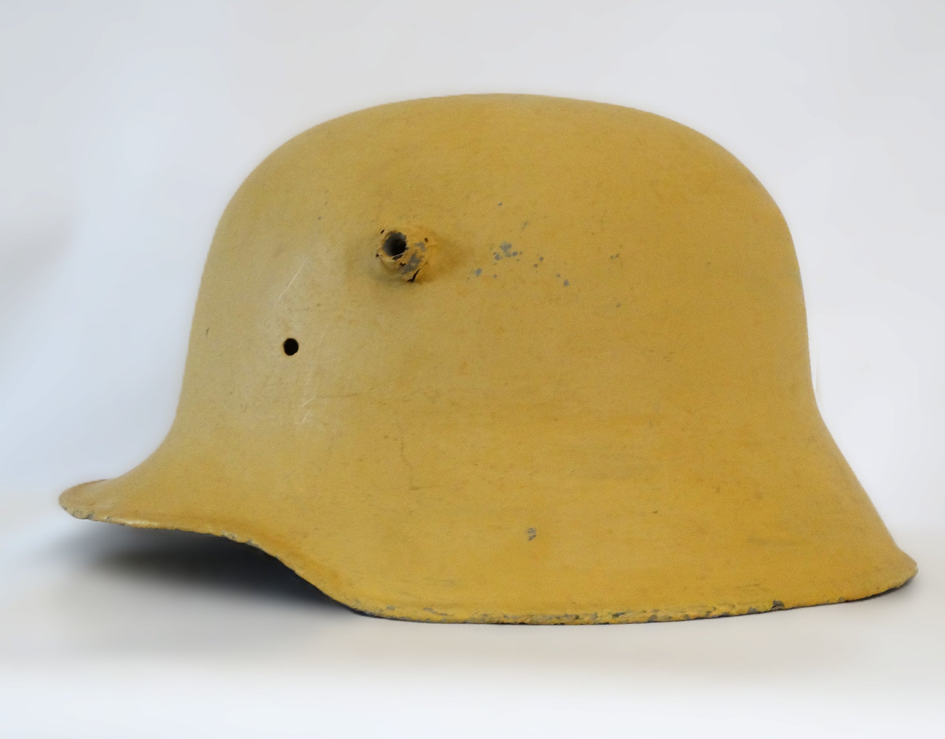 Coque de Casque Allemand M1916 – Stahlhelm WW1 – Vue intégrale coté gauche.