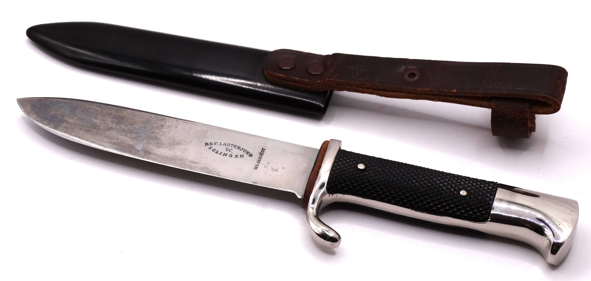 Couteau Hitlerjugend HJ 1933 Authentique H. & F. Lauterjung Solingen – Blut und Ehre.
Vue intégrale de dos hors fourreau.
