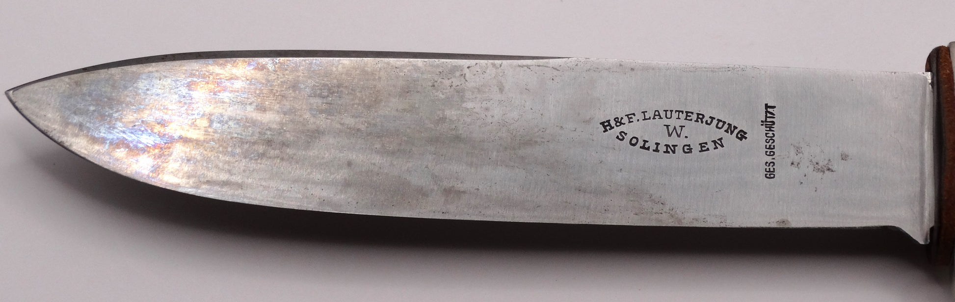 Couteau Hitlerjugend HJ 1933 Authentique H. & F. Lauterjung Solingen – Blut und Ehre.
Zoom sur lame face B.