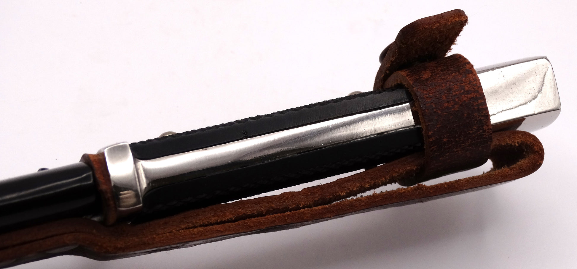 Couteau Hitlerjugend HJ 1933 Authentique H. & F. Lauterjung Solingen – Blut und Ehre.
Zoom sur manche face D dans fourreau.