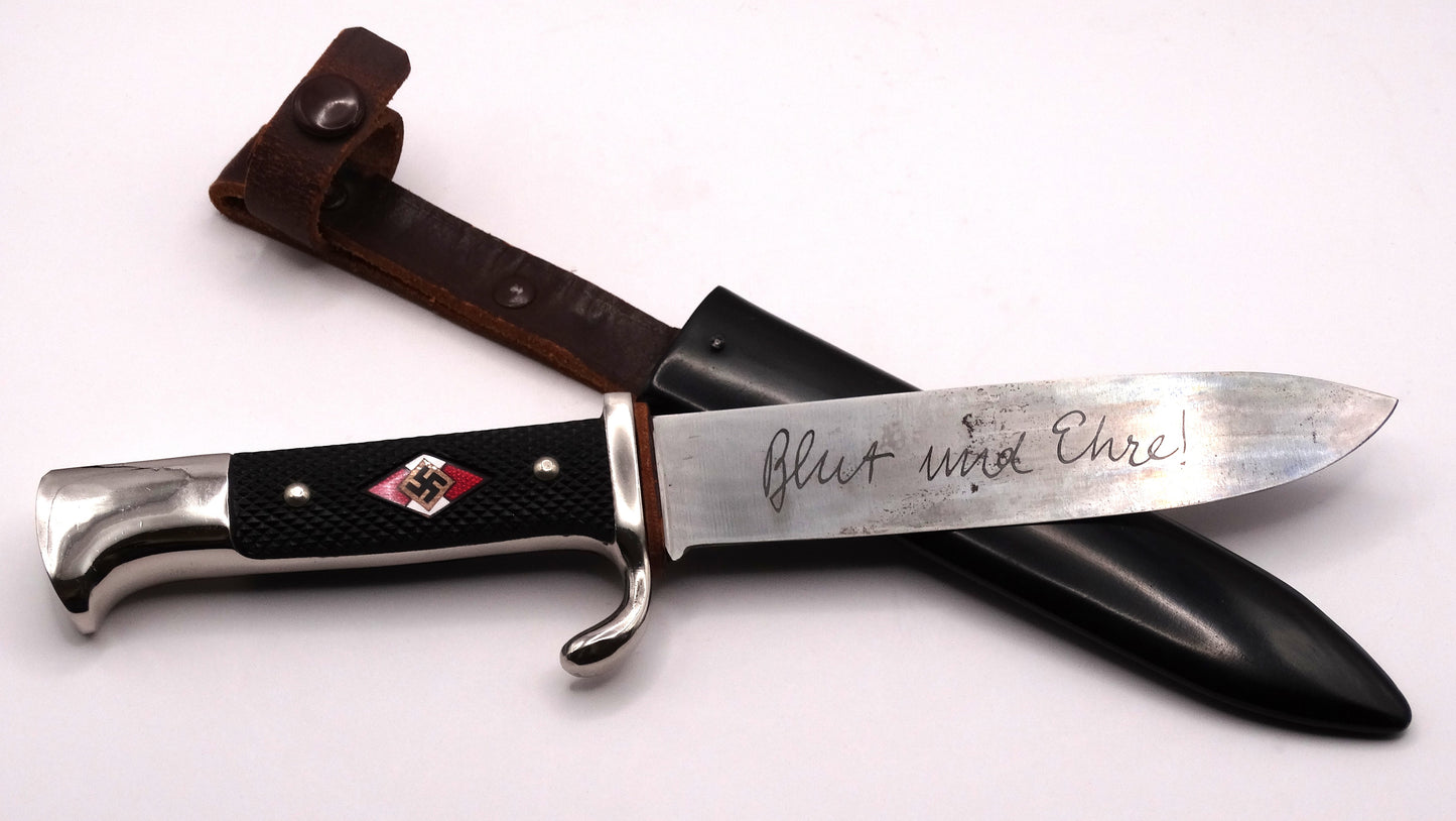 Couteau Hitlerjugend HJ 1933 Authentique H. & F. Lauterjung Solingen – Blut und Ehre.
Vue intégrale artistique.