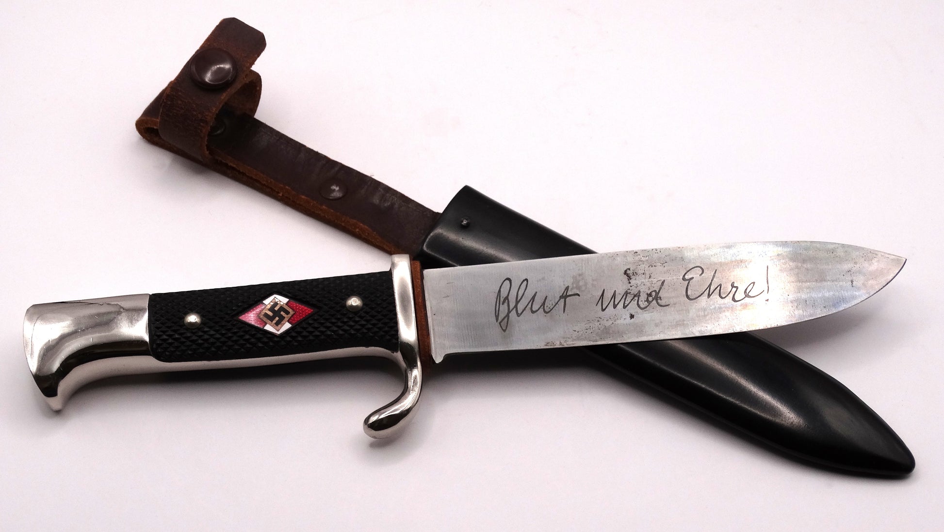 Couteau Hitlerjugend HJ 1933 Authentique H. & F. Lauterjung Solingen – Blut und Ehre.
Vue intégrale artistique.