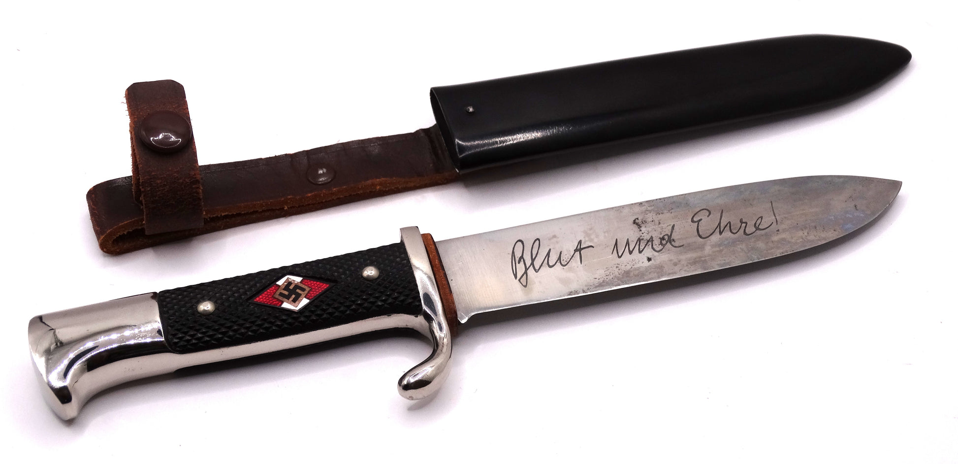 Couteau Hitlerjugend HJ 1933 Authentique H. & F. Lauterjung Solingen – Blut und Ehre.
Vue intégrale de face hors fourreau.
