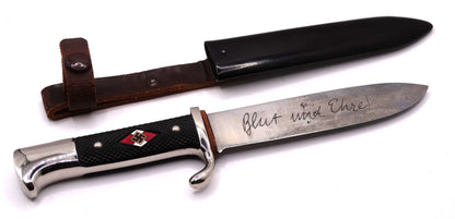 Couteau Hitlerjugend HJ 1933 Authentique H. & F. Lauterjung Solingen – Blut und Ehre.
Vue intégrale de face hors fourreau.