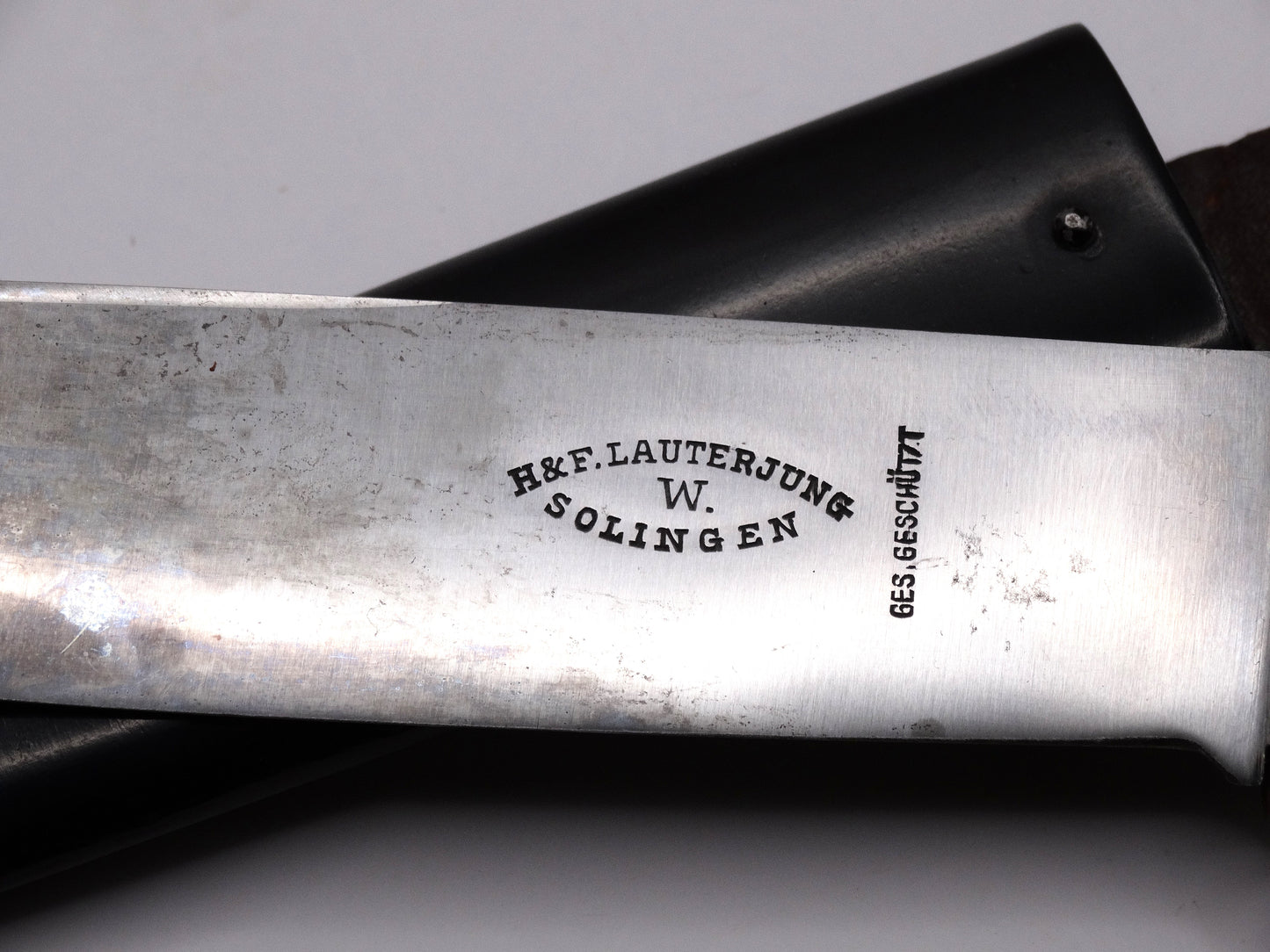 Couteau Hitlerjugend HJ 1933 Authentique H. & F. Lauterjung Solingen – Blut und Ehre.
Zoom sur marquage face B.