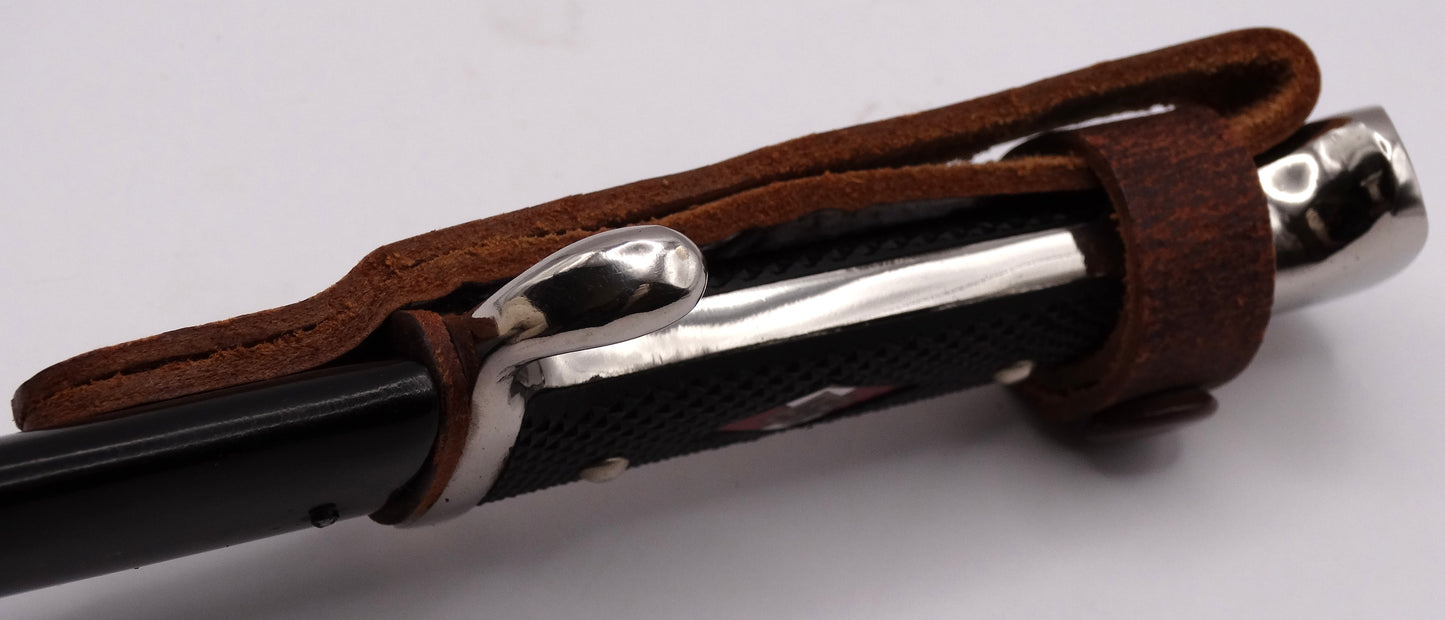 Couteau Hitlerjugend HJ 1933 Authentique H. & F. Lauterjung Solingen – Blut und Ehre.
Zoom sur manche face C dans fourreau.