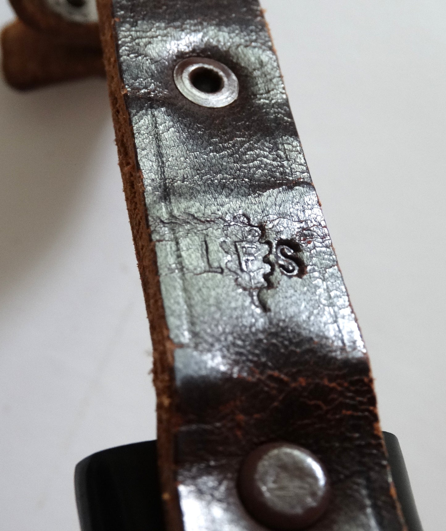Couteau Hitlerjugend HJ 1933 Authentique H. & F. Lauterjung Solingen – Blut und Ehre.
Zoom sur marquage fourreau.