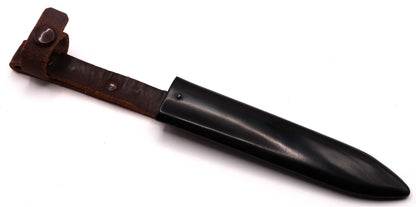 Couteau Hitlerjugend HJ 1933 Authentique H. & F. Lauterjung Solingen – Blut und Ehre.
Vue intégrale sur fourreau face A.
