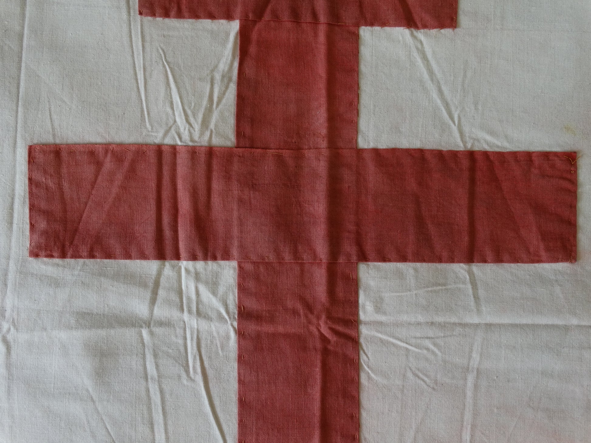 Drapeau France Libre tricolore – Croix de Lorraine cousue 195×135 cm .
Zoom croix de lorraine, couture coté recto.